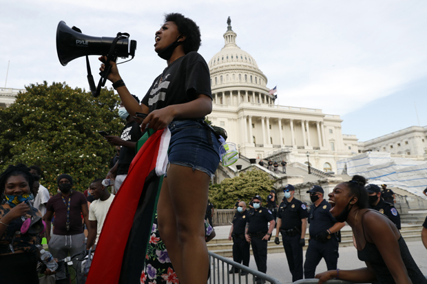 Шеф Пентагона одлучио: Војска остаје на улицама Вашингтона
